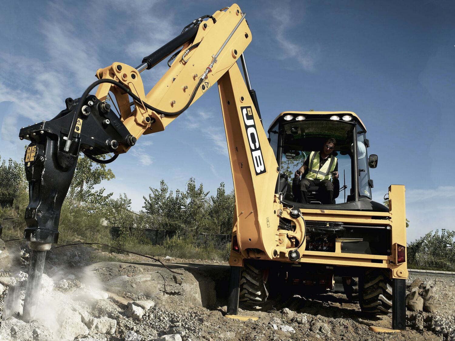 Аренда экскаватора-погрузчика в Истре